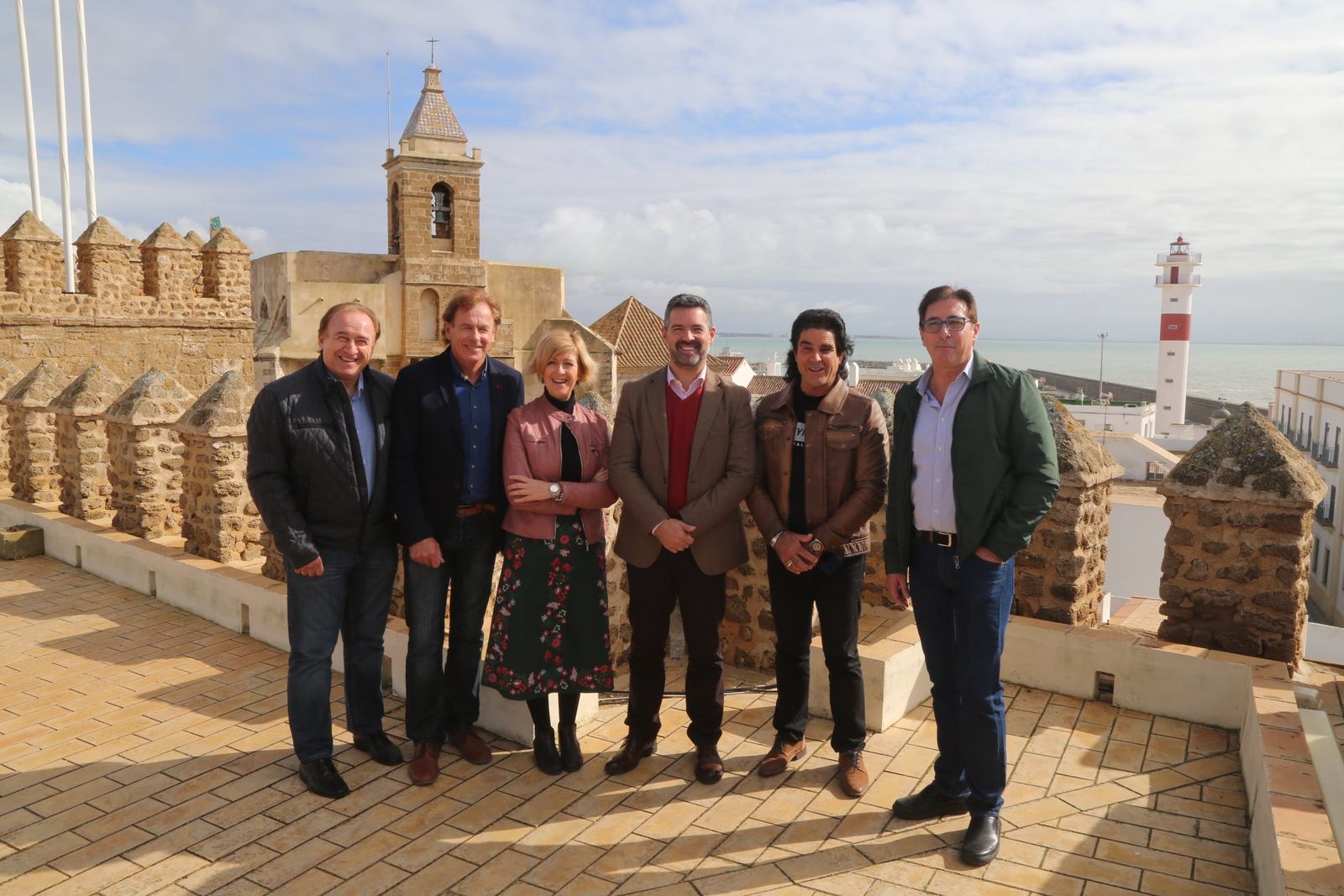 Ecos del Rocío, con el alcalde y la concejala de Cultura en la presentación pública del acto.