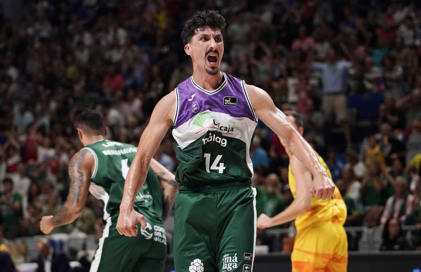 Nihad Djedovic celebra una canasta.