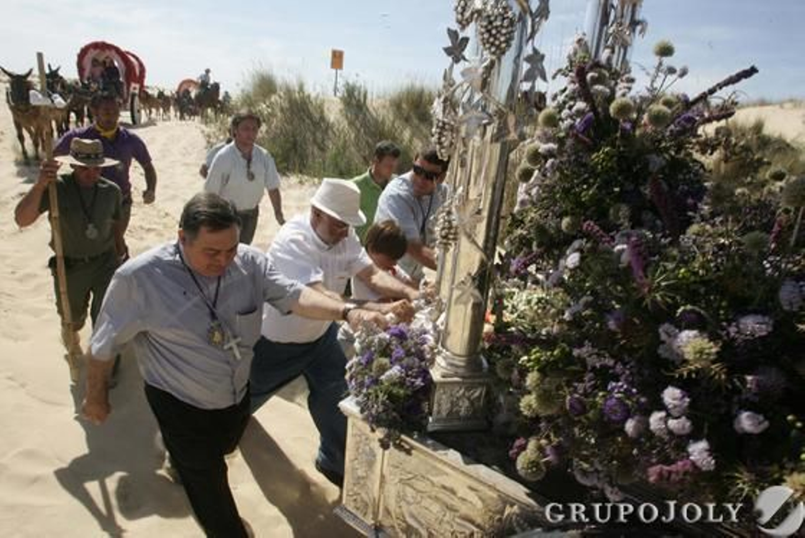 El obispo José Mazuelos agarrado a la carreta del Simpecado por el Cerro de los Ánsares

Foto: Pascual