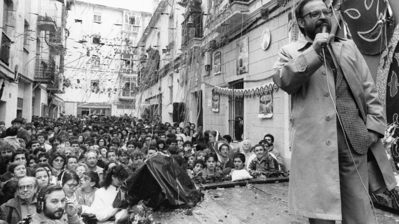Antonio Burgos, pregonero del 88 junto a Carlos Cano, en la Erizada de La Viña.