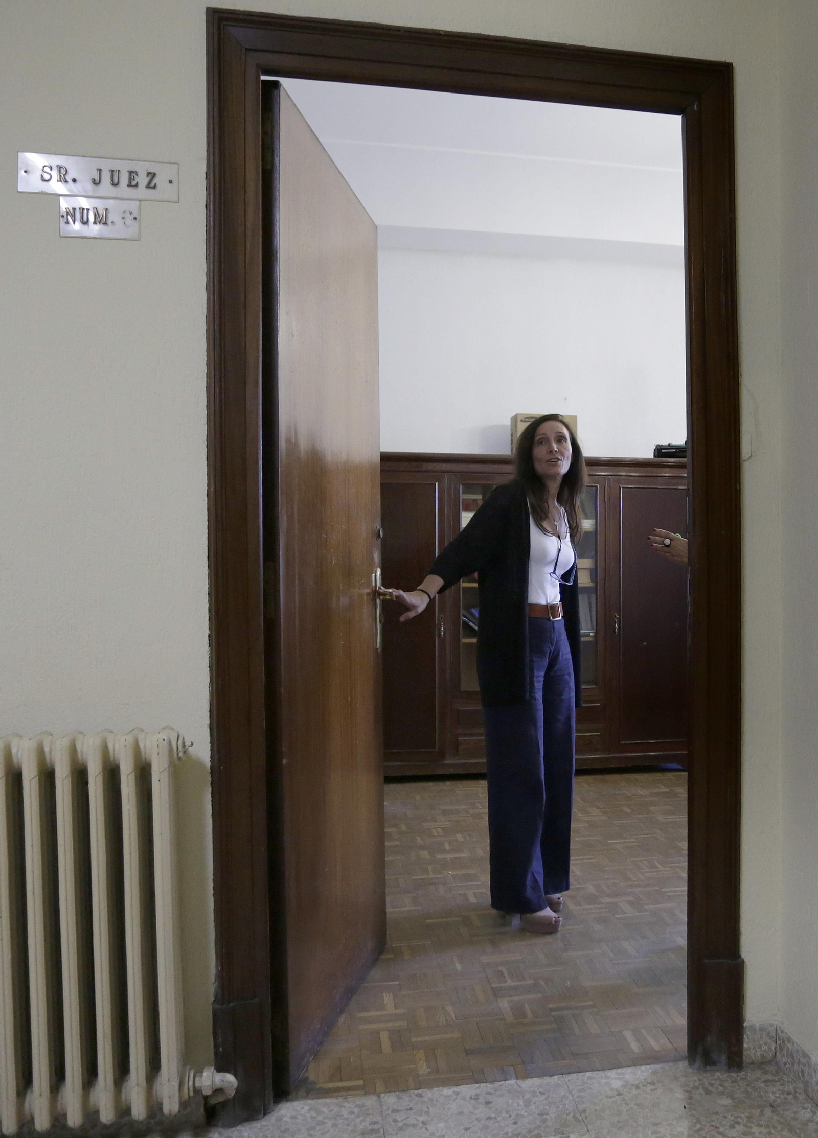 La juez María Núñez Bolaños abre la puerta de su juzgado en junio de 2015, tras tomar posesión.