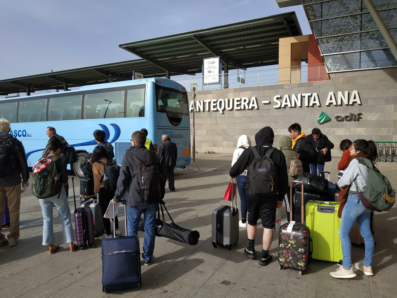 Averías y trasbordos en autobús, así son los viajes que unen a la provincia, por tren, con Sevilla y Madrid.