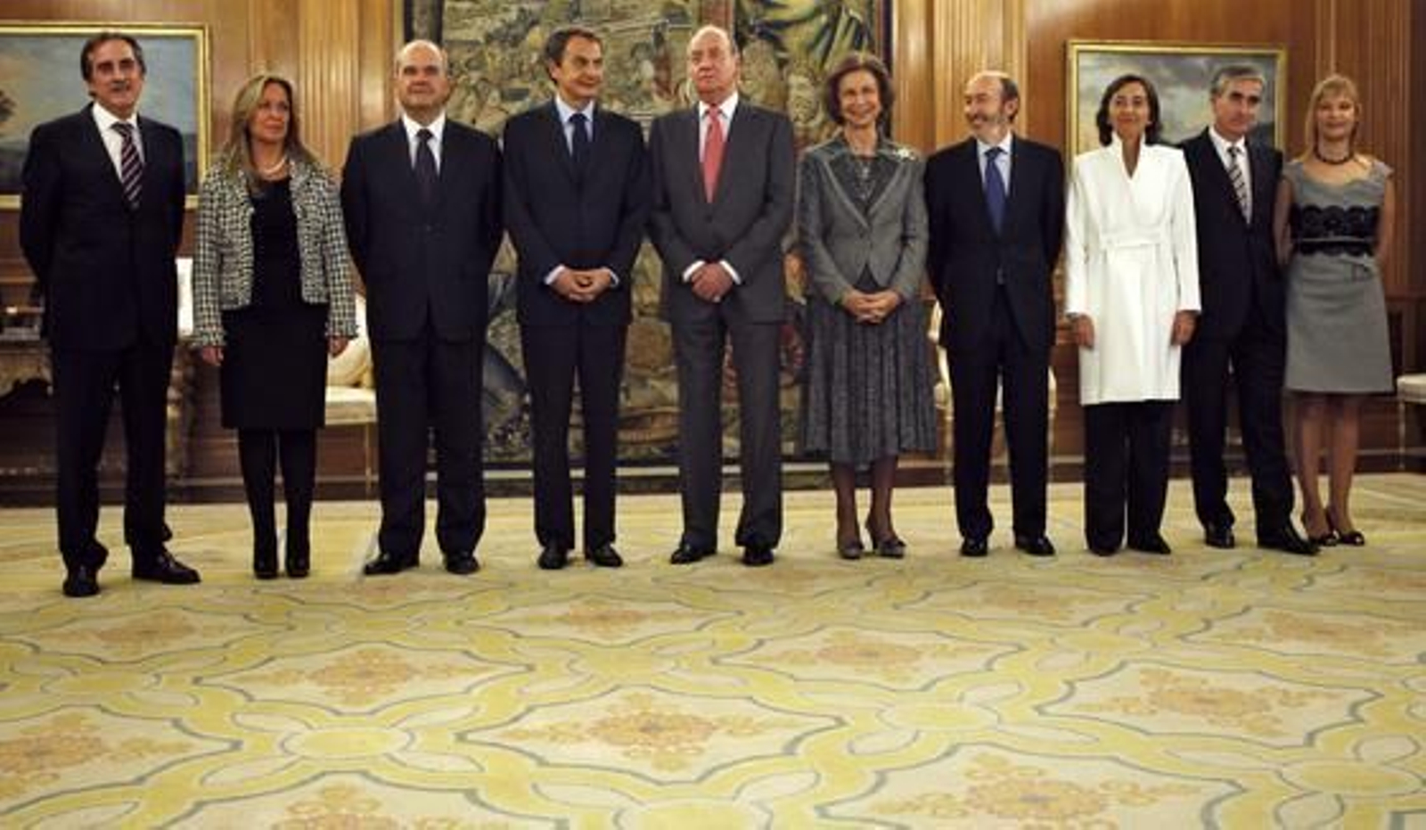 Valeriano Gómez, ministro de Trabajo; Trinidad Jiménez, ministra de Exteriores: Manuel Chaves, vicepresidente tercero y ministro de Política Territorial; el presidente del Gobierno, José Luis Rodríguez Zapatero; el Rey Don Juan Carlos y la Reina Doña Sofía; Alfredo Pérez Rubalcaba, vicepresidente primero y ministro del Interior; Rosa Aguilar, ministra de Medio Ambiente, Rural y Marino; Ramón Jáuregui, ministro de Presidencia, y Leire Pajín, ministra de Sanidad.  Foto: AFP Photo