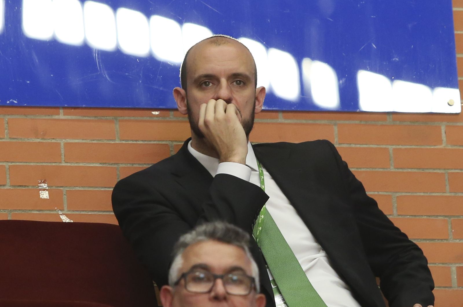 Carlos Jiménez observando un partido desde el palco del Carpena.