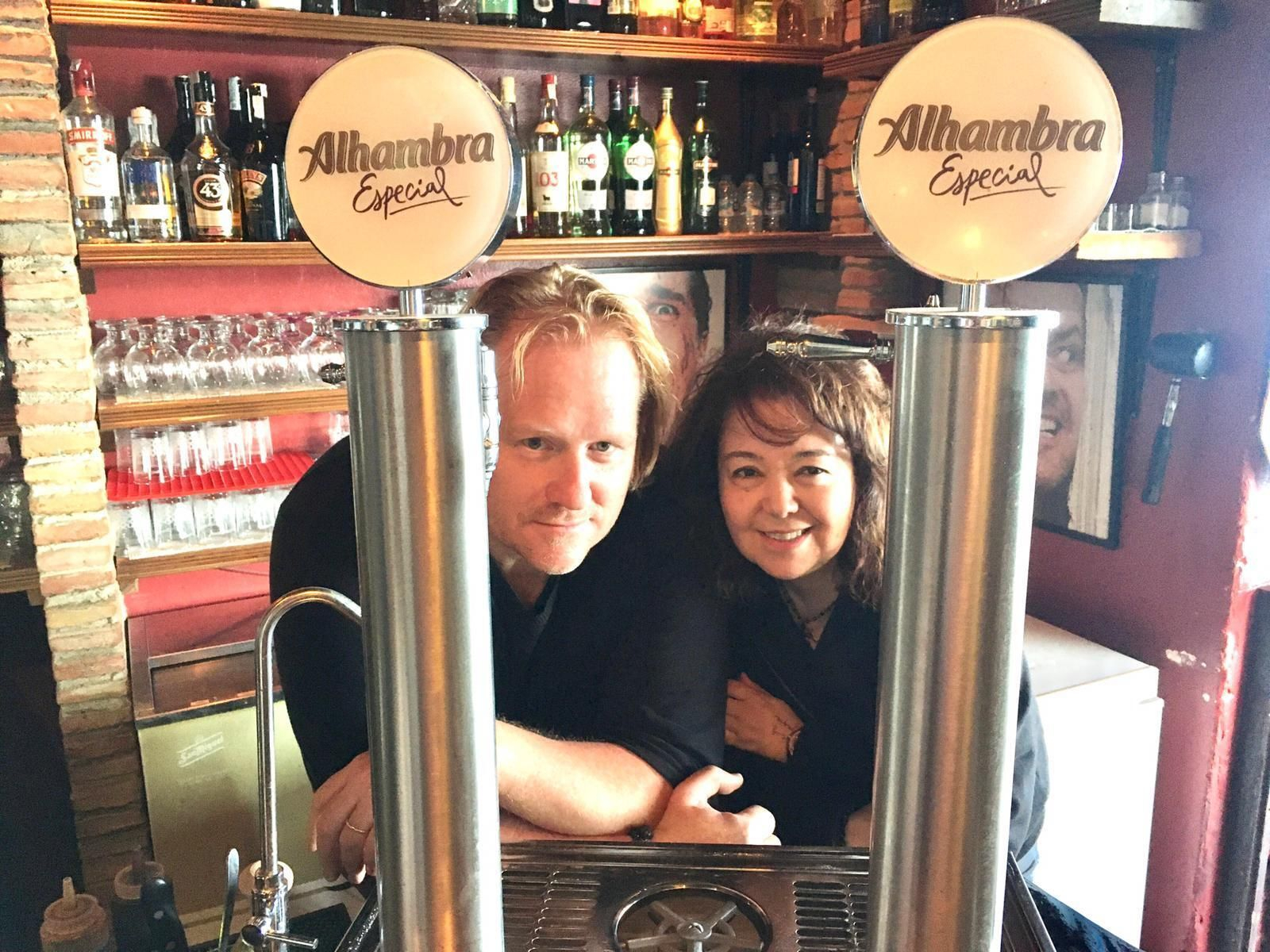 Mark Vernon y Carolina Perry, dueños del bar Elements.