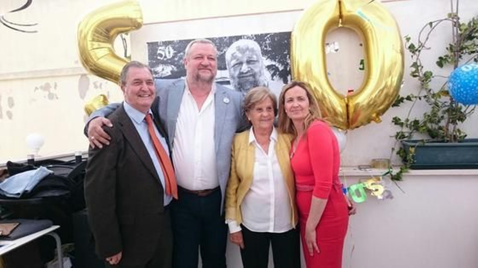 Ángel Masfarre, María del Prado Martín y Begoña Masfarre, delante del photocall de la fiesta.

Foto: Ignacio Casas de Ciria