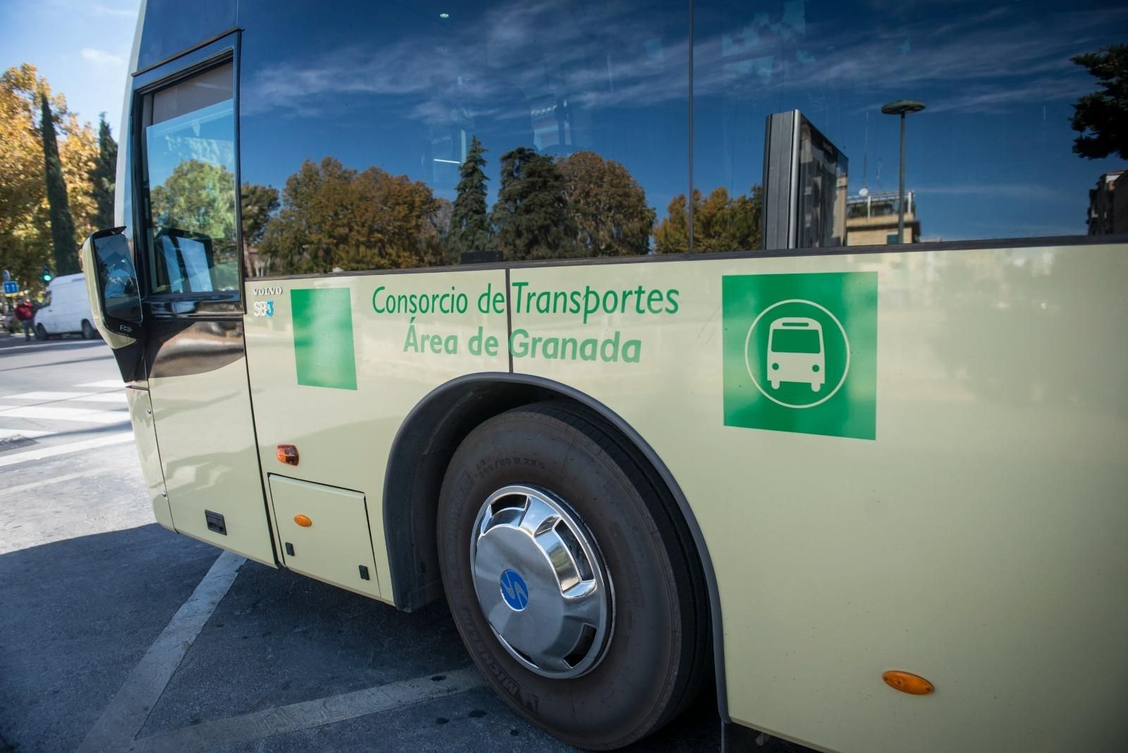 Un autobús realiza su recorrido por las calles de Granada Un autobús realiza su recorrido por las calles de Granada