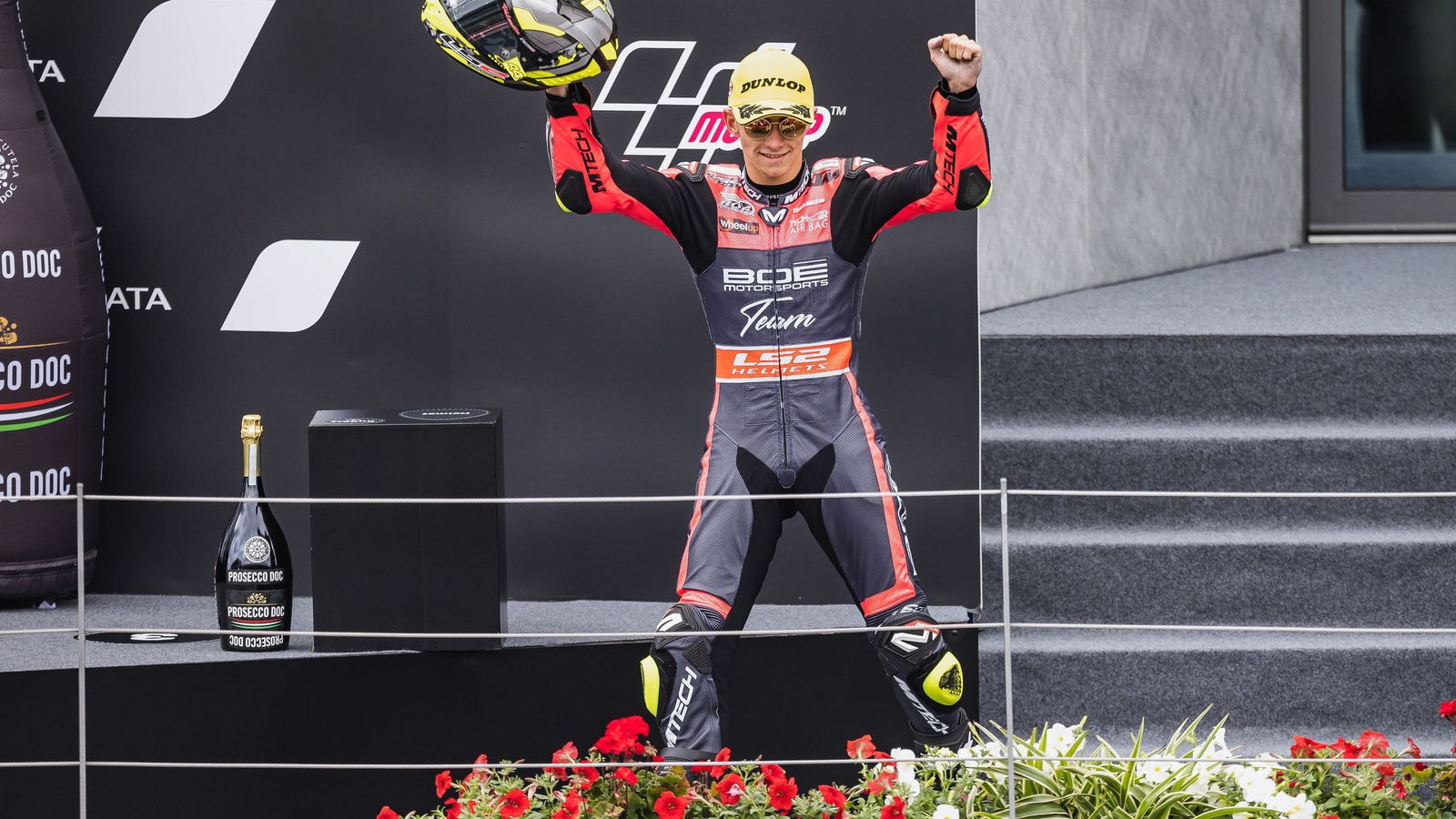 David Muñoz festeja su tercer puesto en el podio de Spielberg.