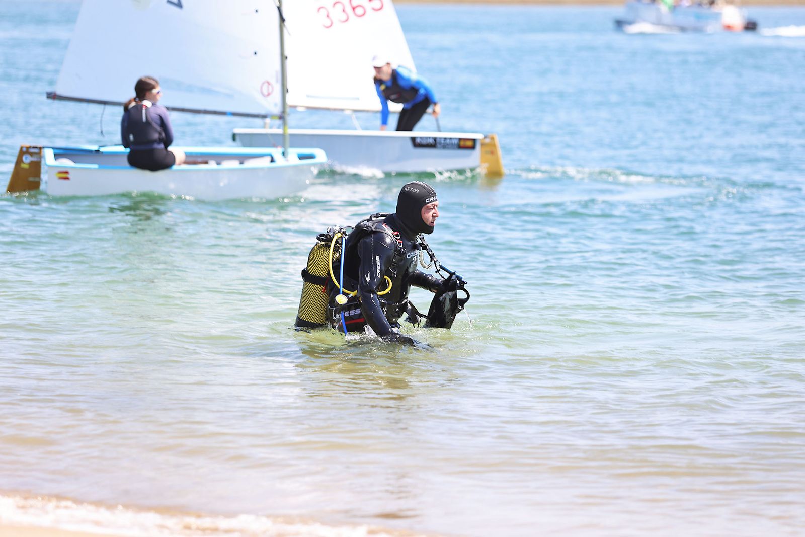 Imágenes de la gran recogida de residuos abandonados en el marco de la octava edición de '1m2 contra la basuraleza'. En la playa de la Canaleta.
