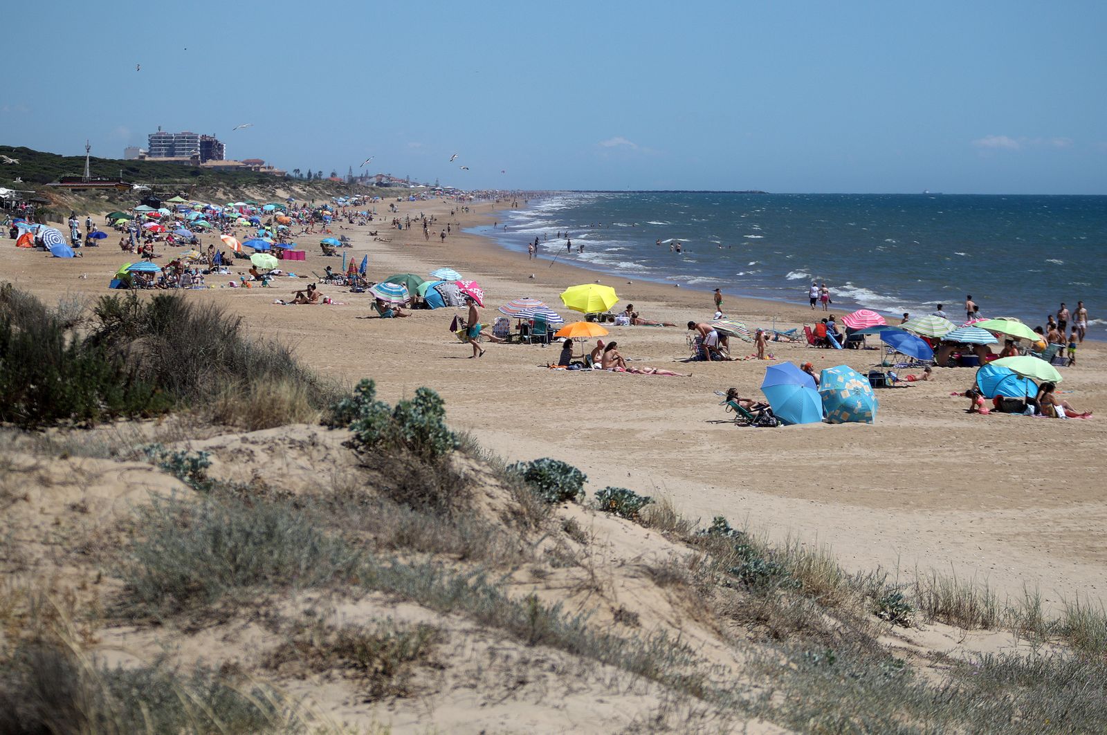 Imágenes de ambiente en la playa en la tarde del sábado