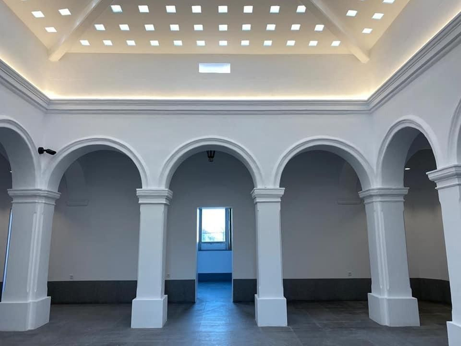 El patio interior del faro de la Isla de Tarifa, una vez restaurado.