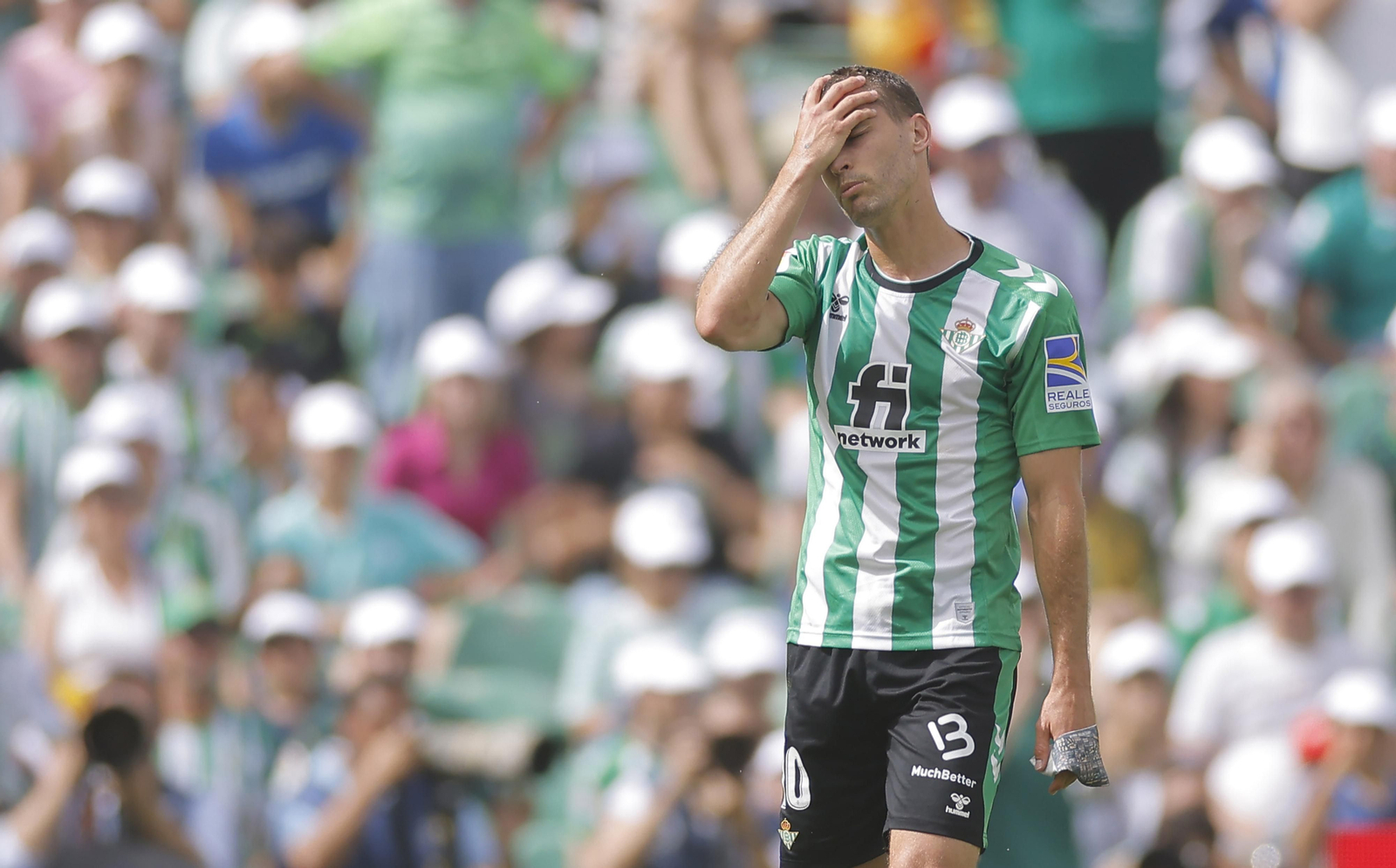 Canales se tapa el rostro y cierra los ojos tras ser expulsado.