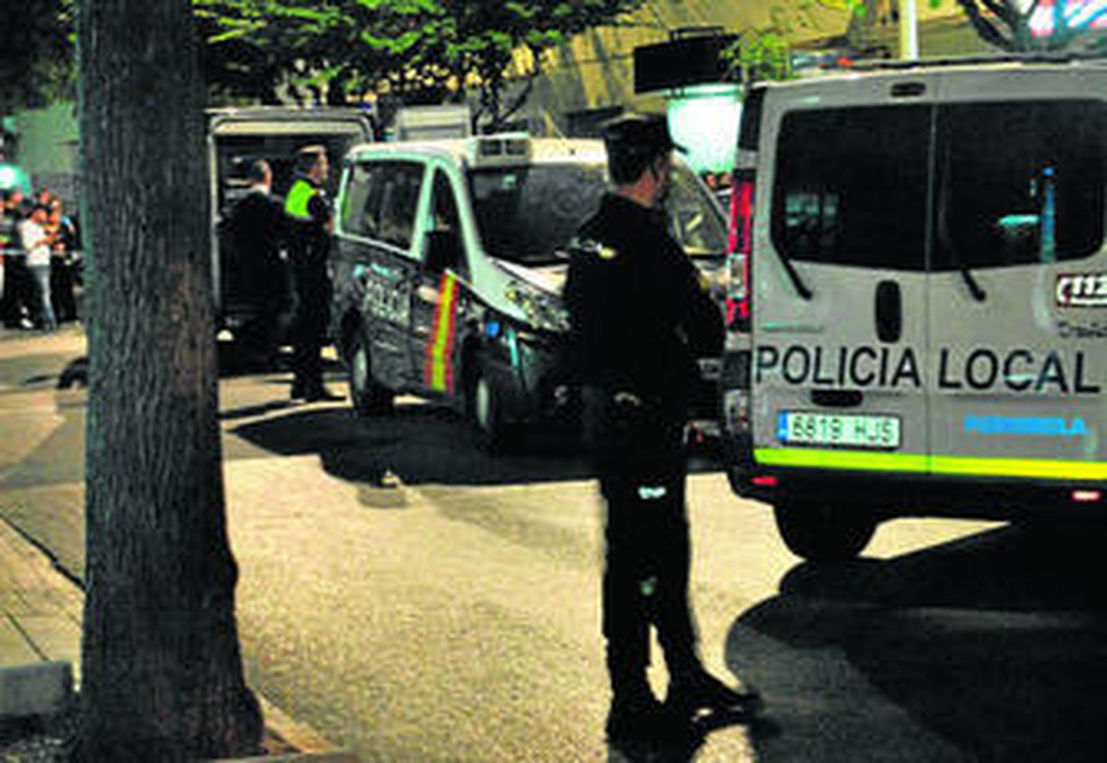 Agentes de la Policía Nacional y de la Local, ayer, en la calle Jábega.
