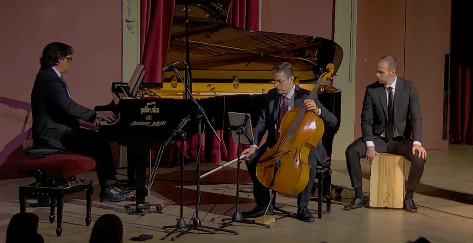 El percusionista jerezano Carlos Merino, al cajón en el Ateneo de Madrid ante los Reyes de España.