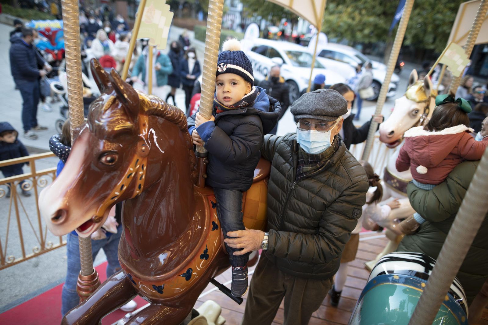 Multitud de visitantes y ambiente navideño en Granada durante el puente, en imágenes