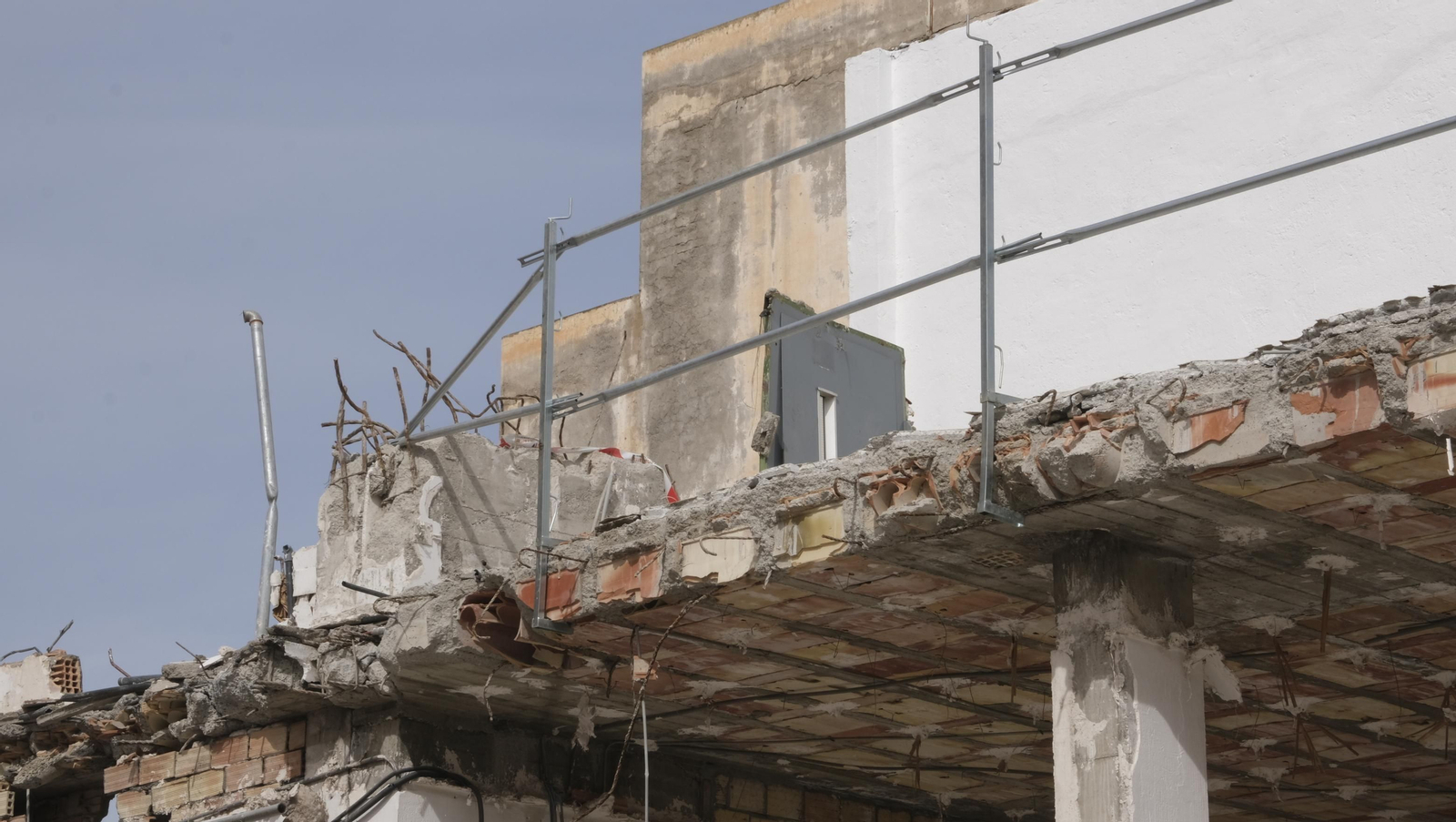 Las mejores imágenes del derribo de la oficina central de Correos en Almería