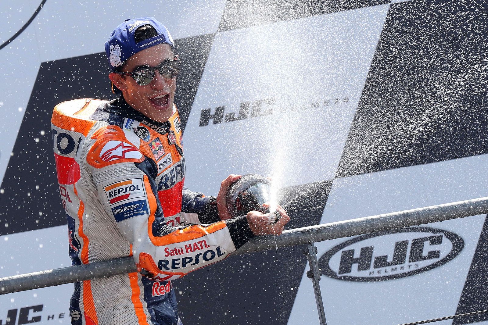 Márquez celebra su triunfo en el podio.