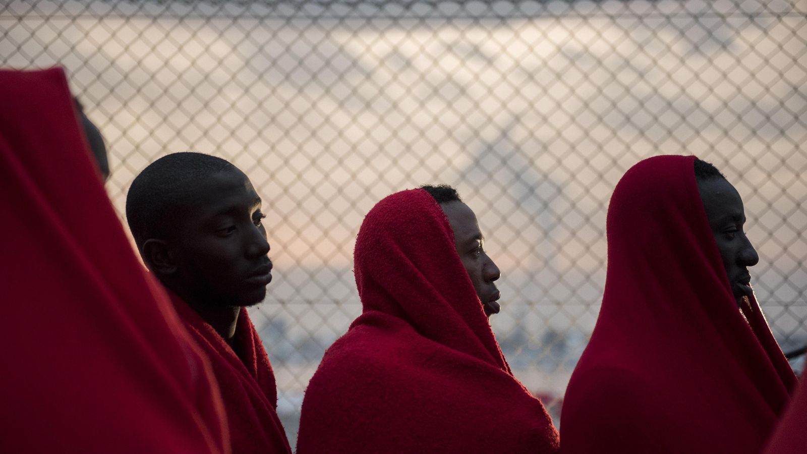Una imagen del Puerto de Motril tras llegar una patera