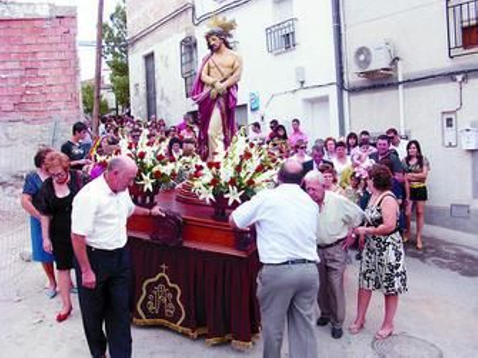 Momento de la procesión por el pueblocon miles de fieles.