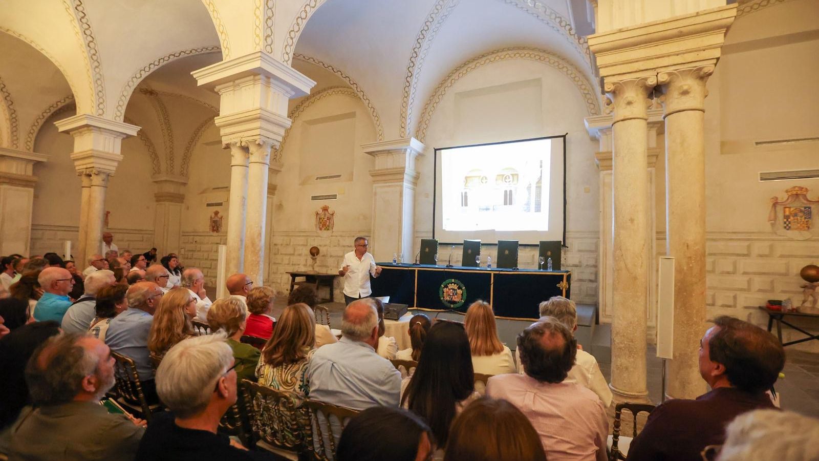 Vista general del acto de presentación del libro, celebrado en la Casa de Pilatos.