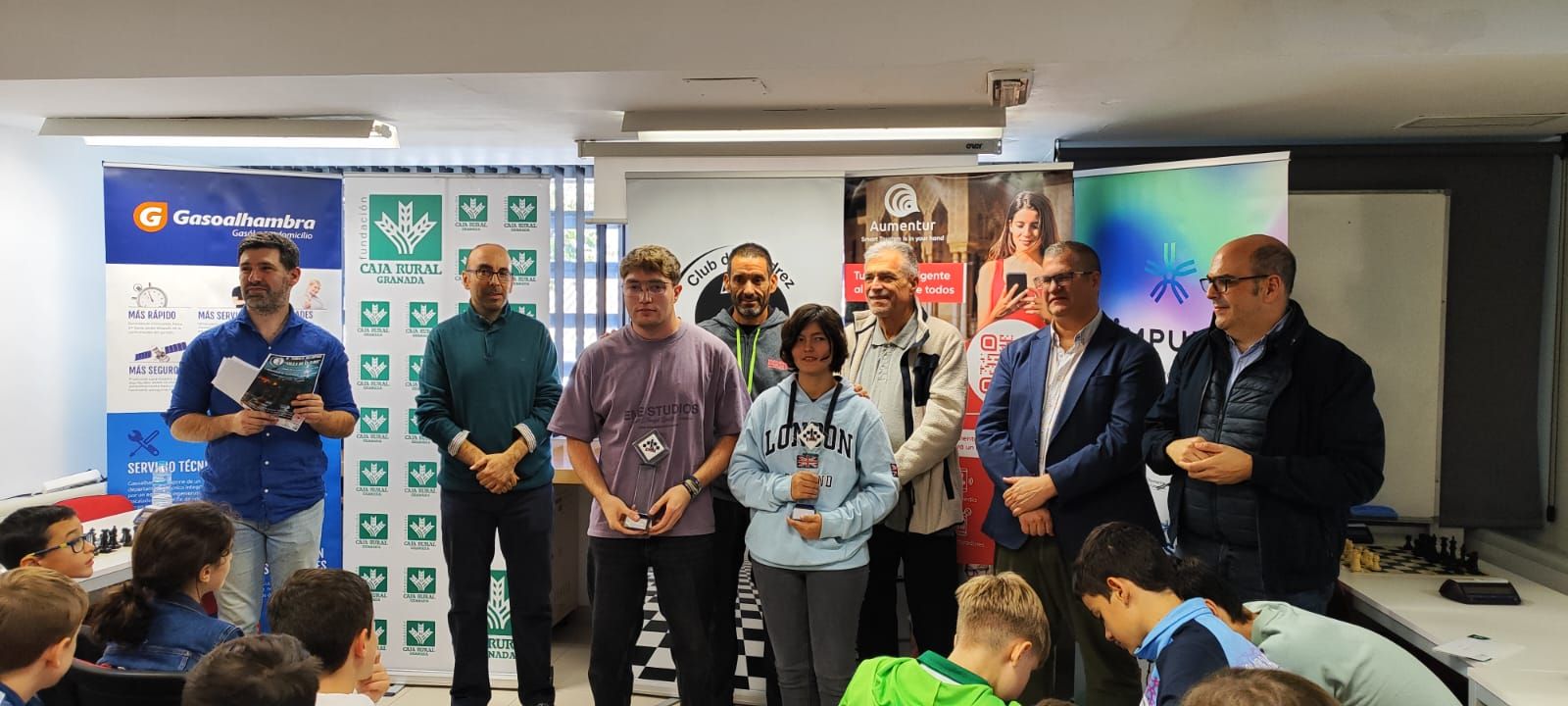 Un momento de la entrega de trofeos