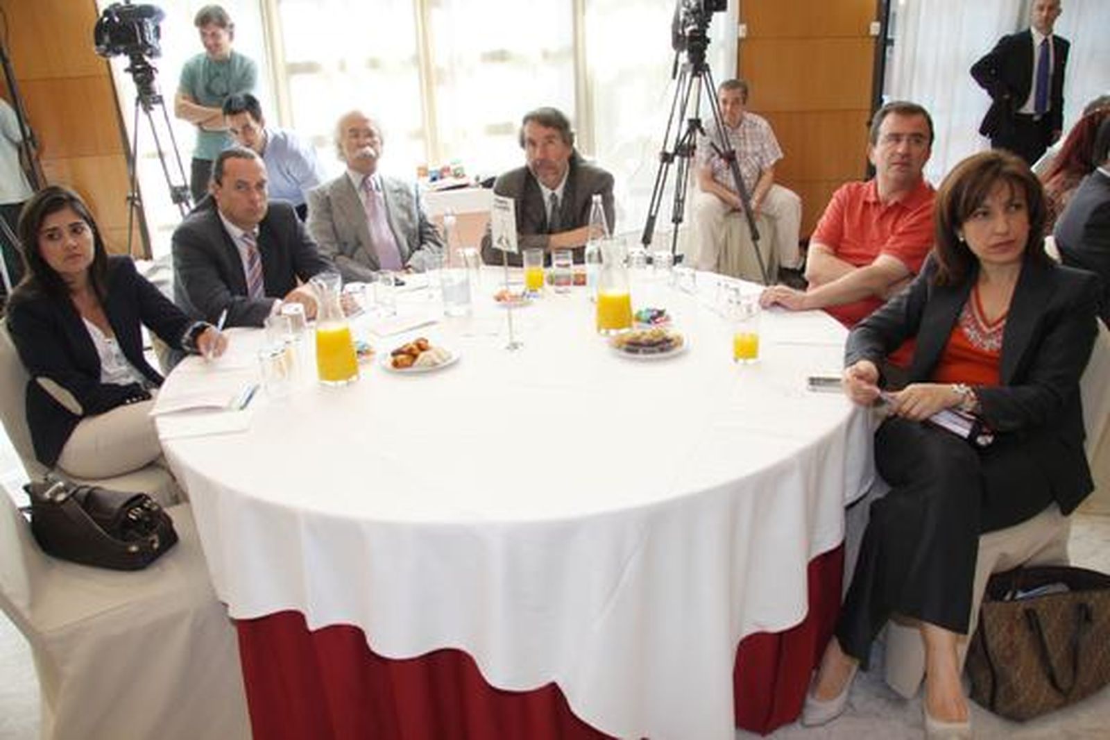 En la imagen Belén Jurado,Fran Ramos,Julio Revilla,Francisco San Martin,Antonio Rivero,Sara Robles, durante el Foro Joly Andalucía celebrado en Málaga con el ministro de Educación. 

Foto: migue fernandez