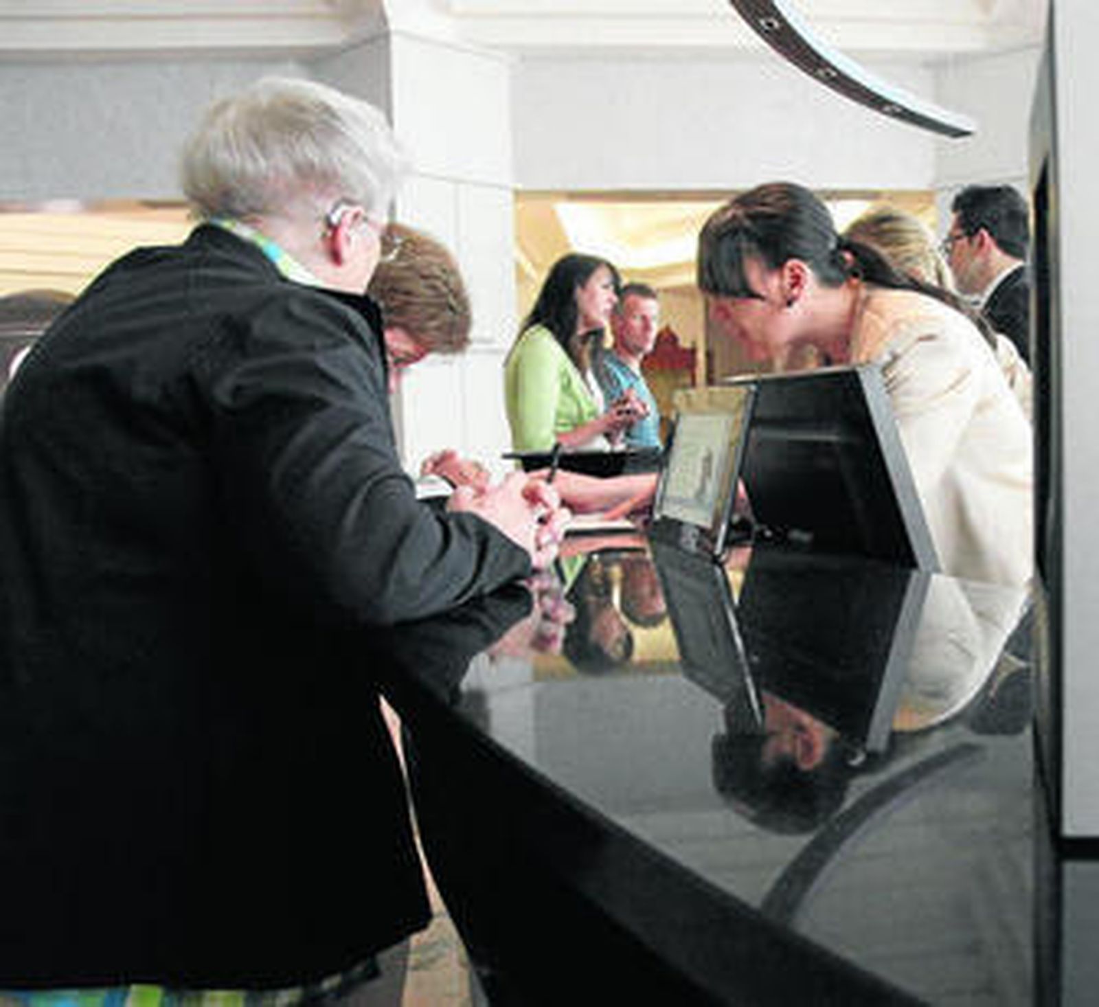 Turistas inscribiéndose en la recepción de un hotel de Isla Canela.