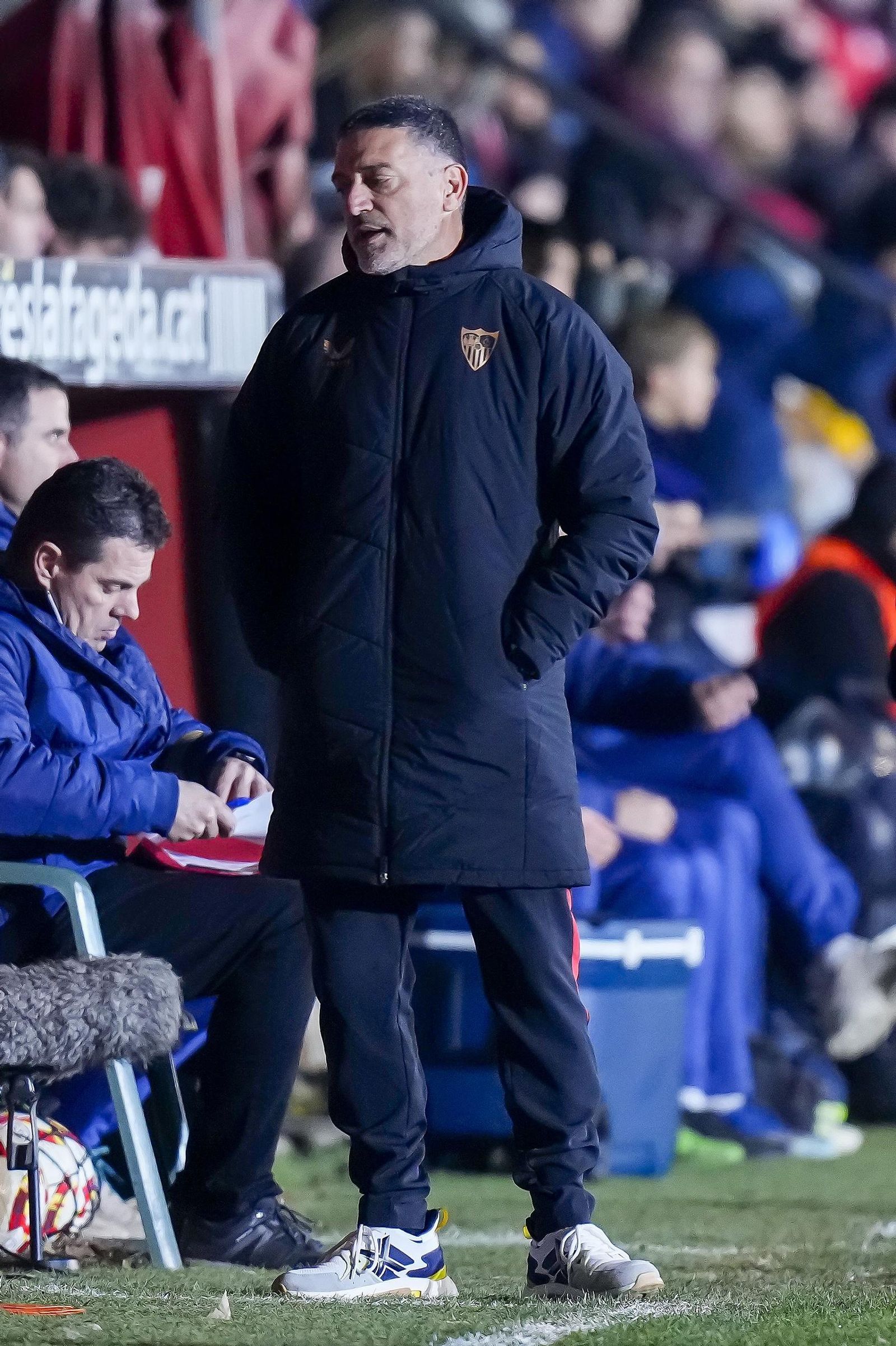 García Pimienta, bien abrigado, se lamenta tras un lance del juego.