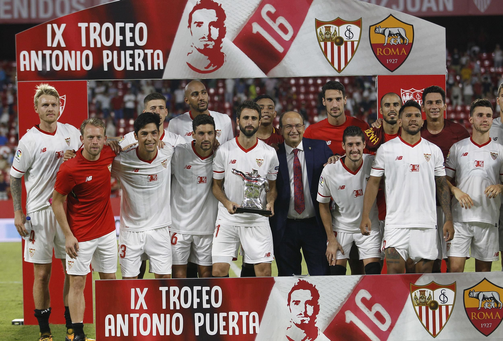 Foto de familia de la plantilla con Castro junto al trofeo