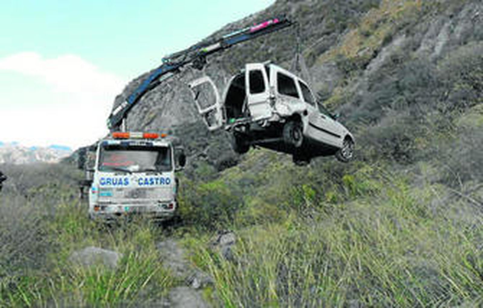 El vehículo tuvo que ser rescatado con la ayuda de una grúa.