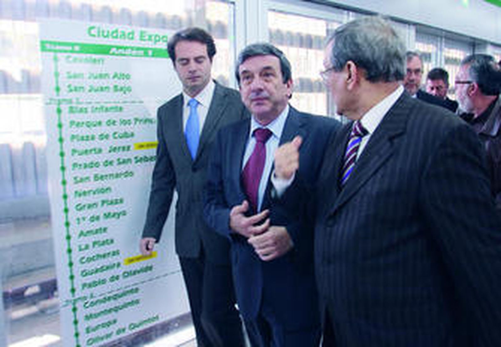 Un vigilante, ayer, apostado junto a las canceladoras de billetes de la estación de San Juan Bajo.