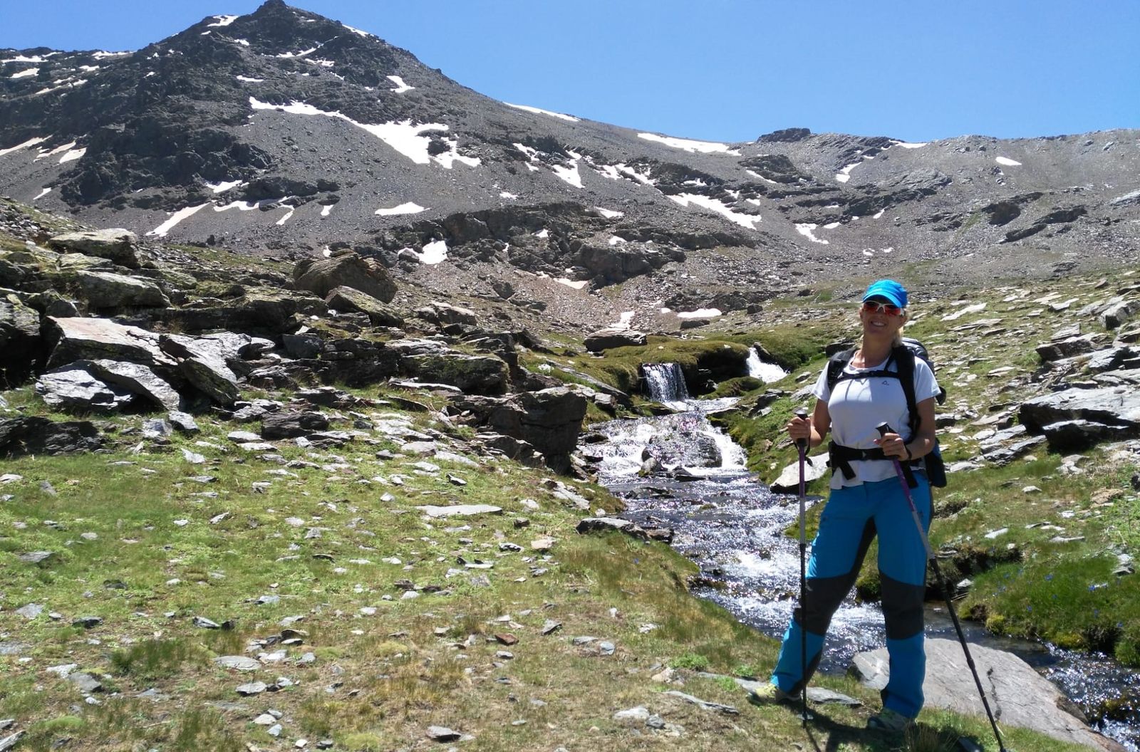 Alicia Marco es una apasionada del senderismo de montaña. Aquí la vemos subiendo a los Lavaderos de la Reina, en Sierra Nevada.