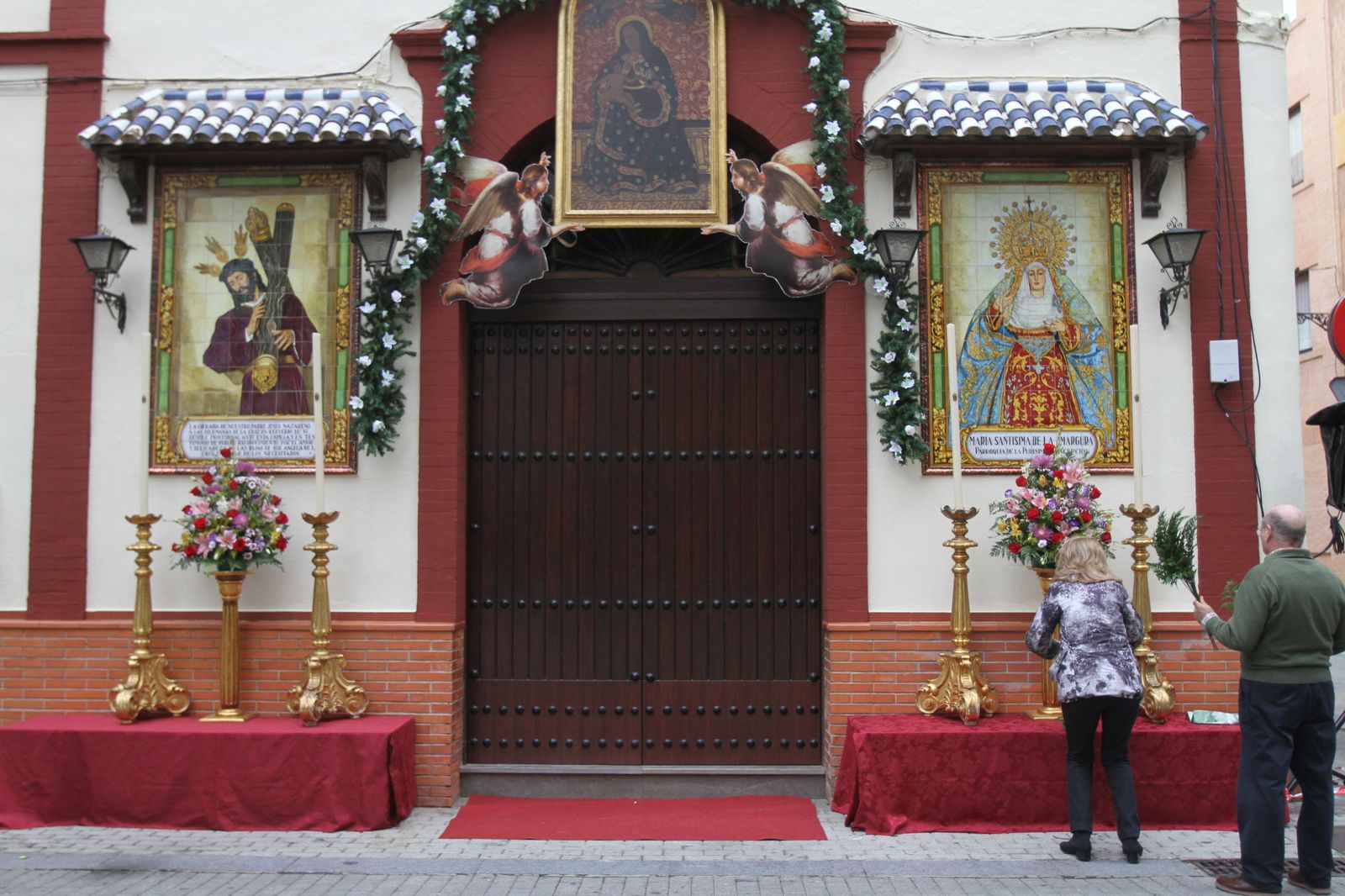 El centro se llena de altares para acoger la Magna  Rociera