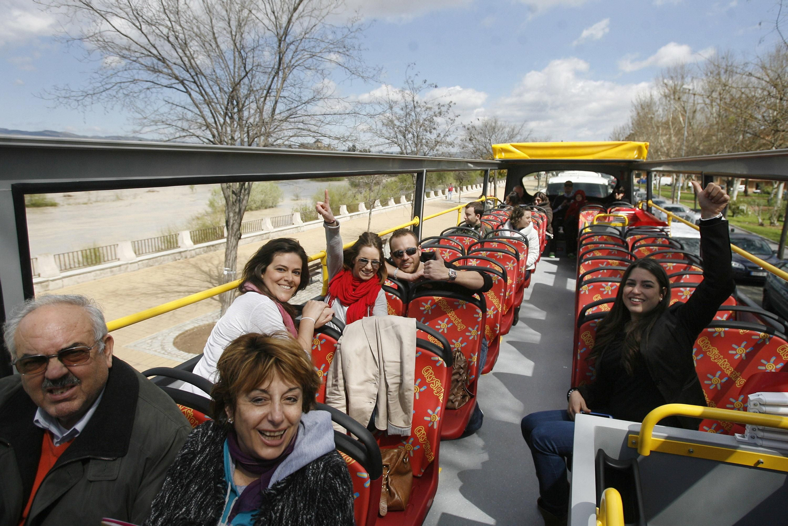 Usuarios de un bus turístico de la capital cordobesa.