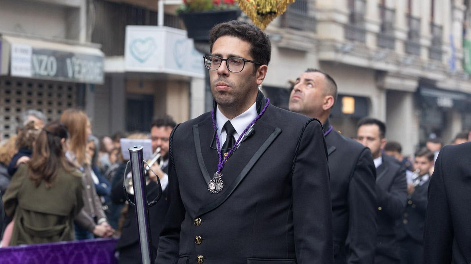 Los cofrades se rinden ante los grandes pasos de misterio del Lunes Santo