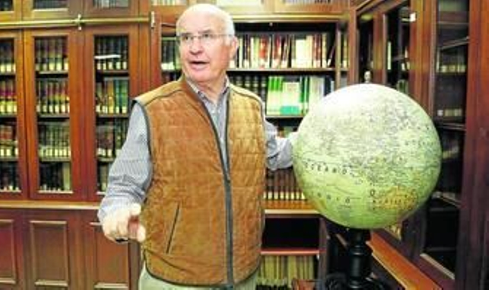 El general Simón Contreras, en el Casino Militar de Sevilla, durante un momento de la entrevista.