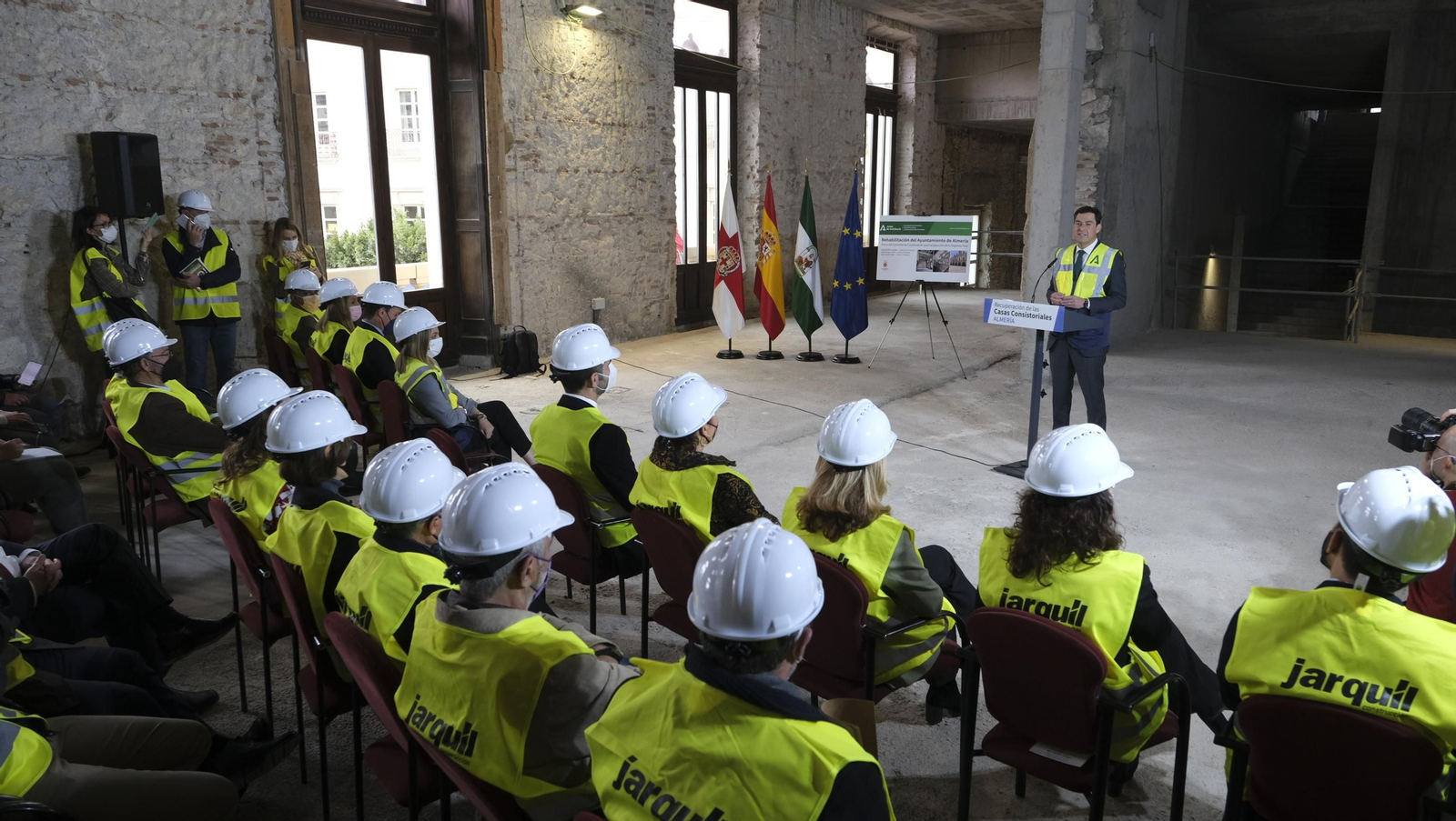 Fotogalería de la visita de Juanma Moreno a las obras del Ayuntamiento de Almería.