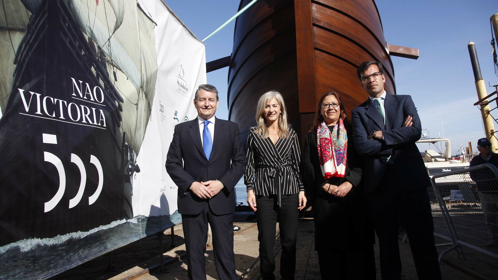 Las autoridades que han participado en la botadura.