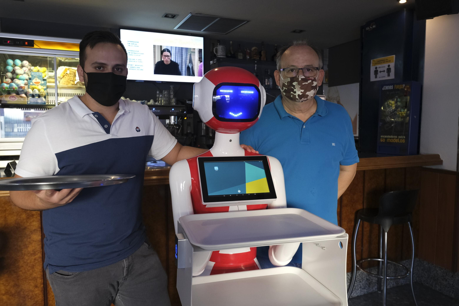 Fotogalería de Herbelita, la robot camarera de El Alquián.