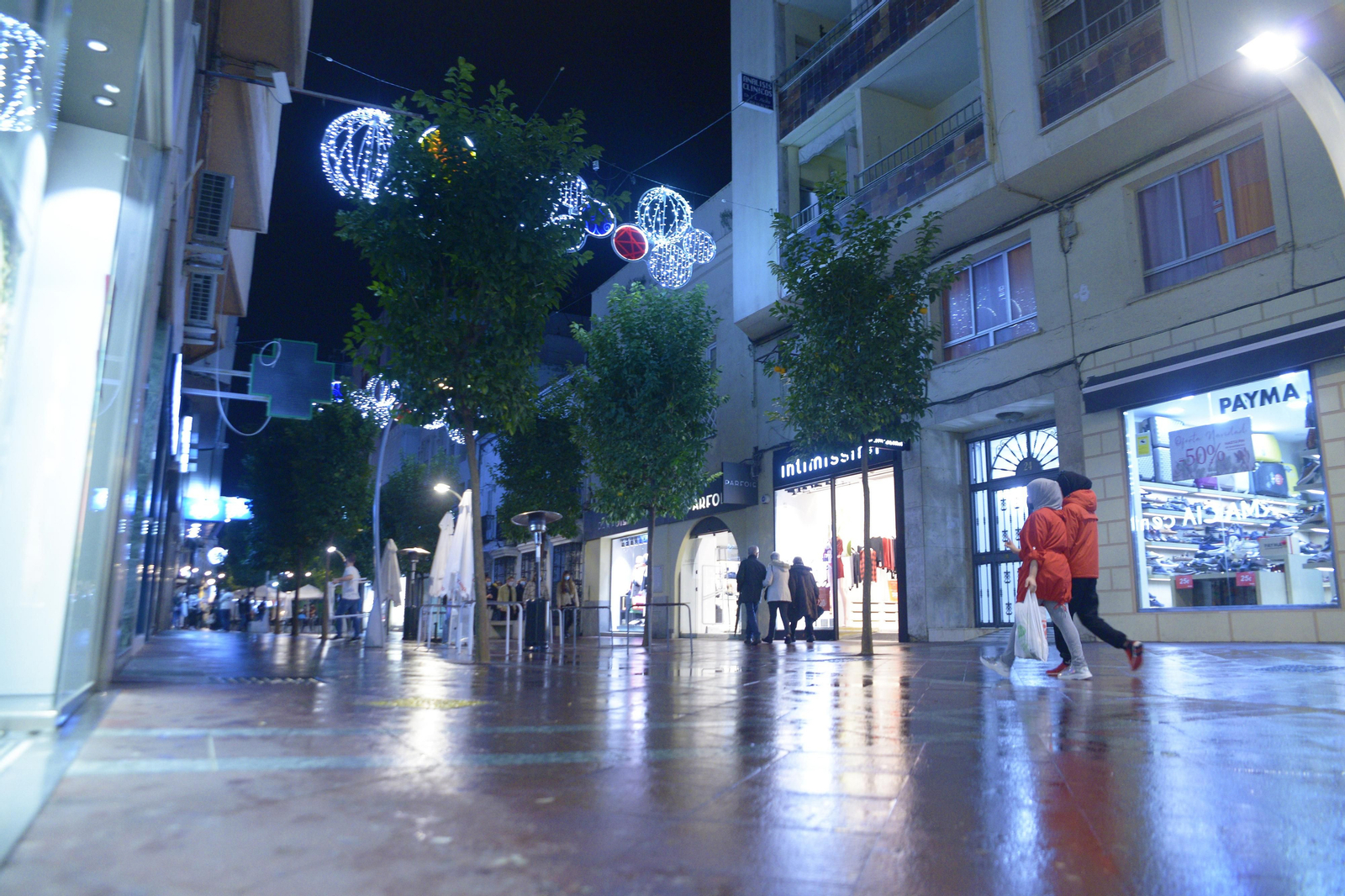 Fotos de ambiente de las calles de Algeciras el primer fin de semana de horario nocturno.