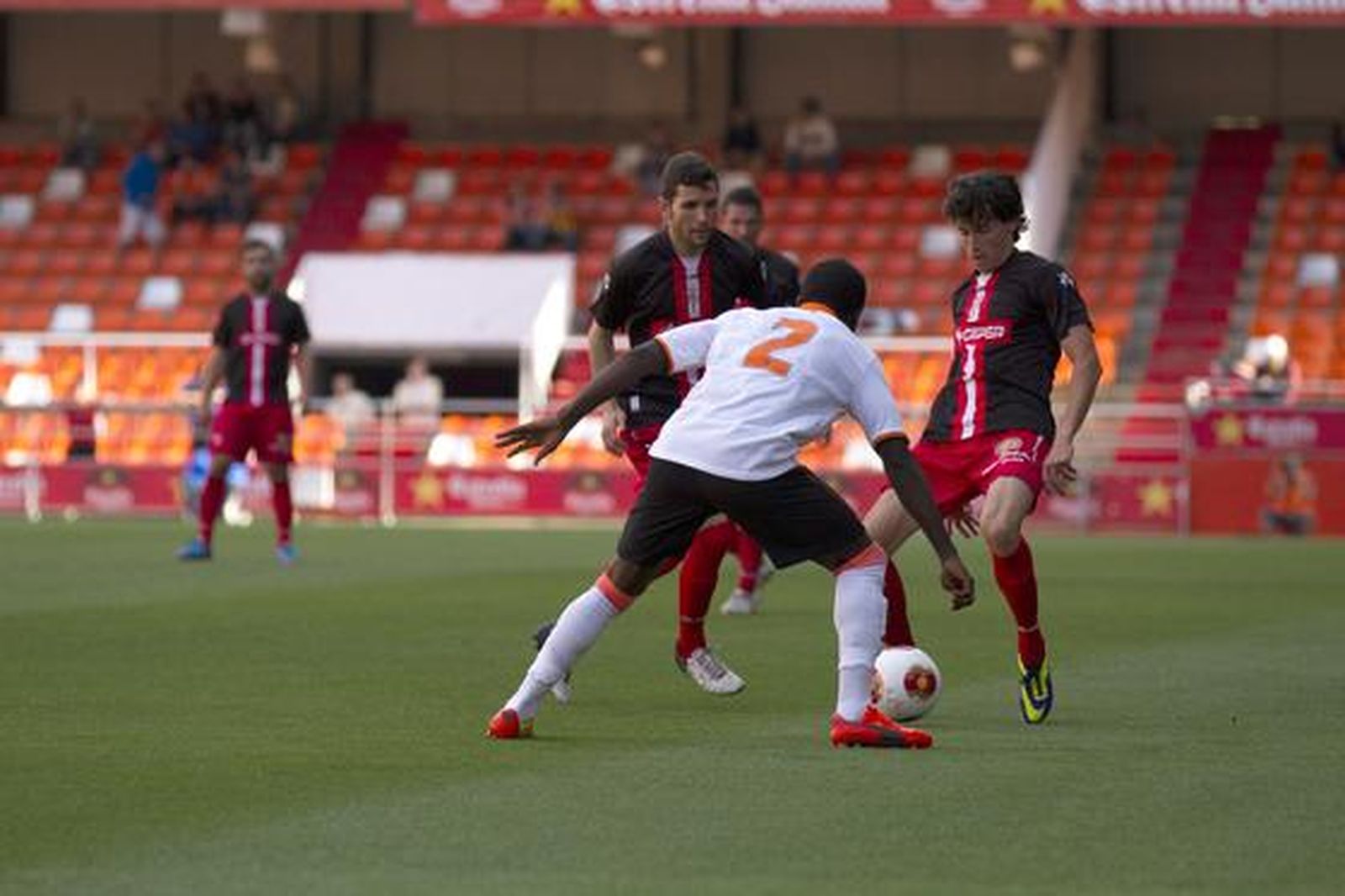 Los albirrojos consuman la pérdida de la categoría un año después de subir al caer en Valencia por 1-0

Foto: LOF