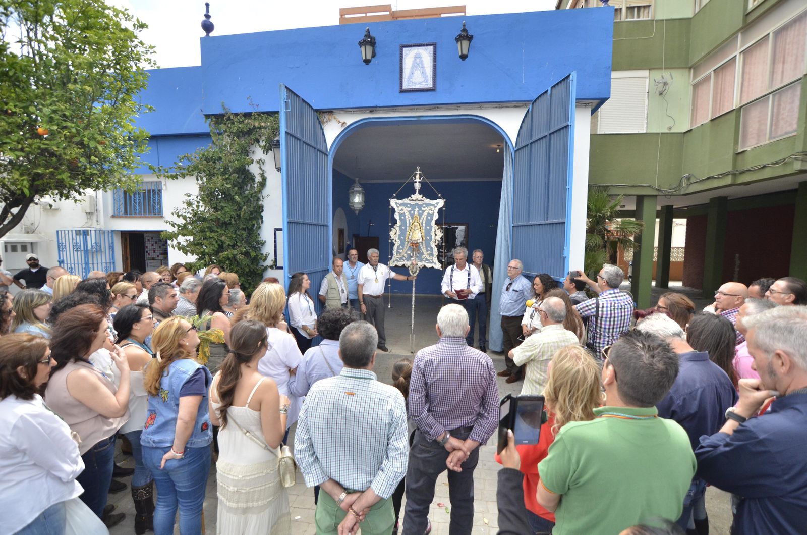 Una de las salidas de la Hermandad del Rocío de La Línea.