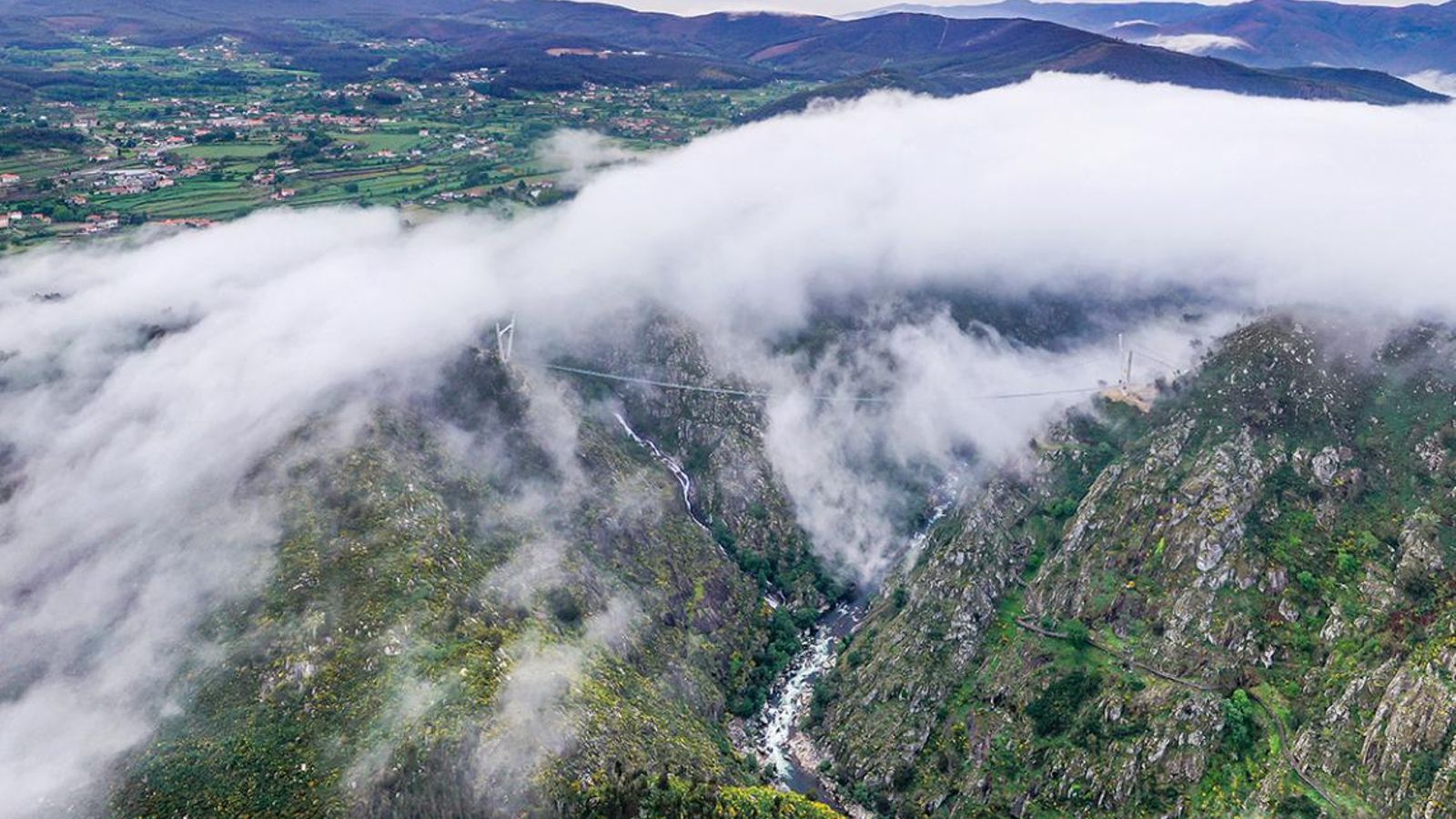 Vistas del puente colgante 516 Arouca en Portugal, el más grande del mundo. Vistas del puente colgante 516 Arouca en Portugal, el más grande del mundo.