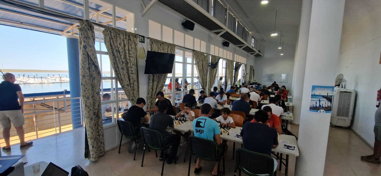 Participantes jugando al ajedrez durante el torneo