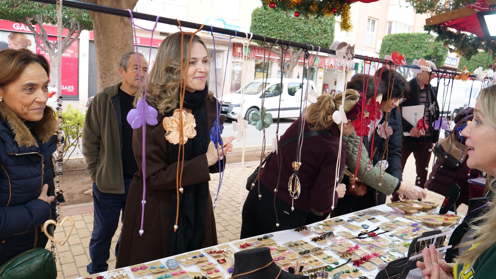 La edil María Herminia Padial visita el mercadillo navideño.