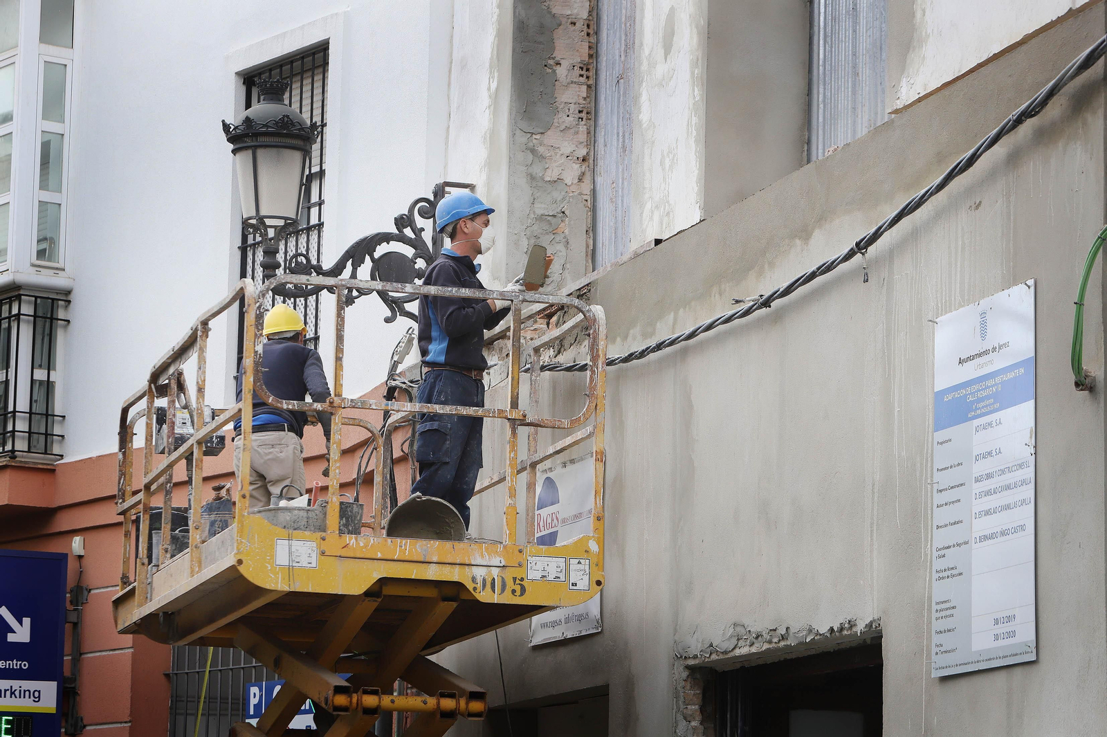 Dos obreros en una obra en el centro de la ciudad. Dos obreros en una obra en el centro de la ciudad.