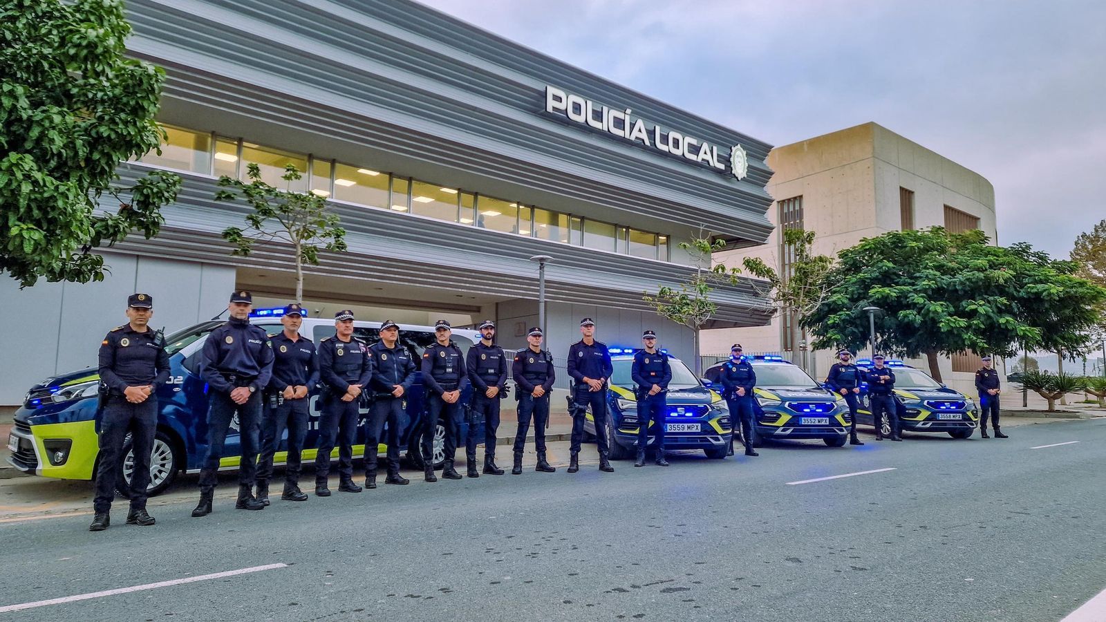 Agentes de la Policía Local de Motril antes de salir para Valencia