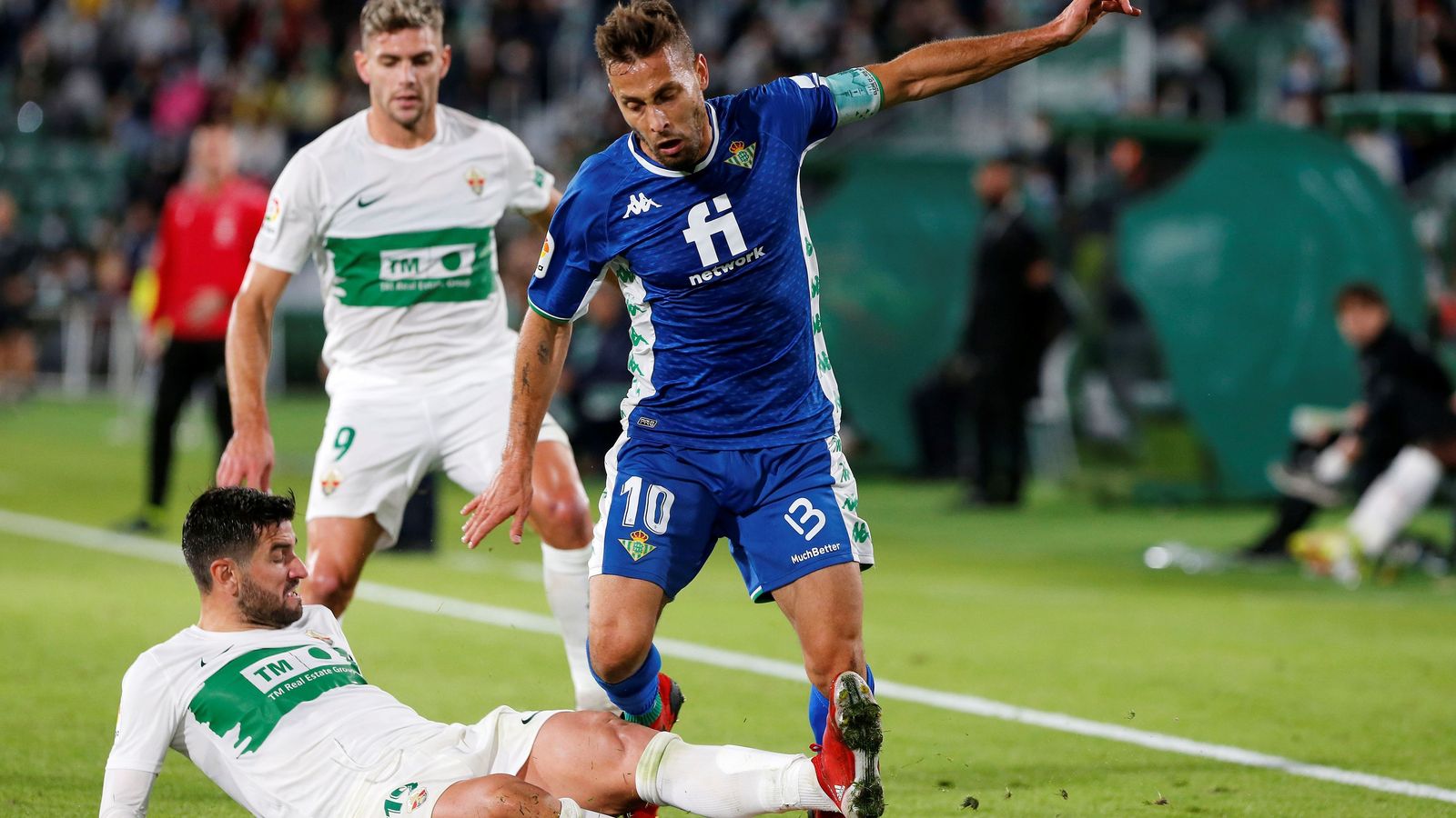 Canales intenta eludir una entrada de Barragán.