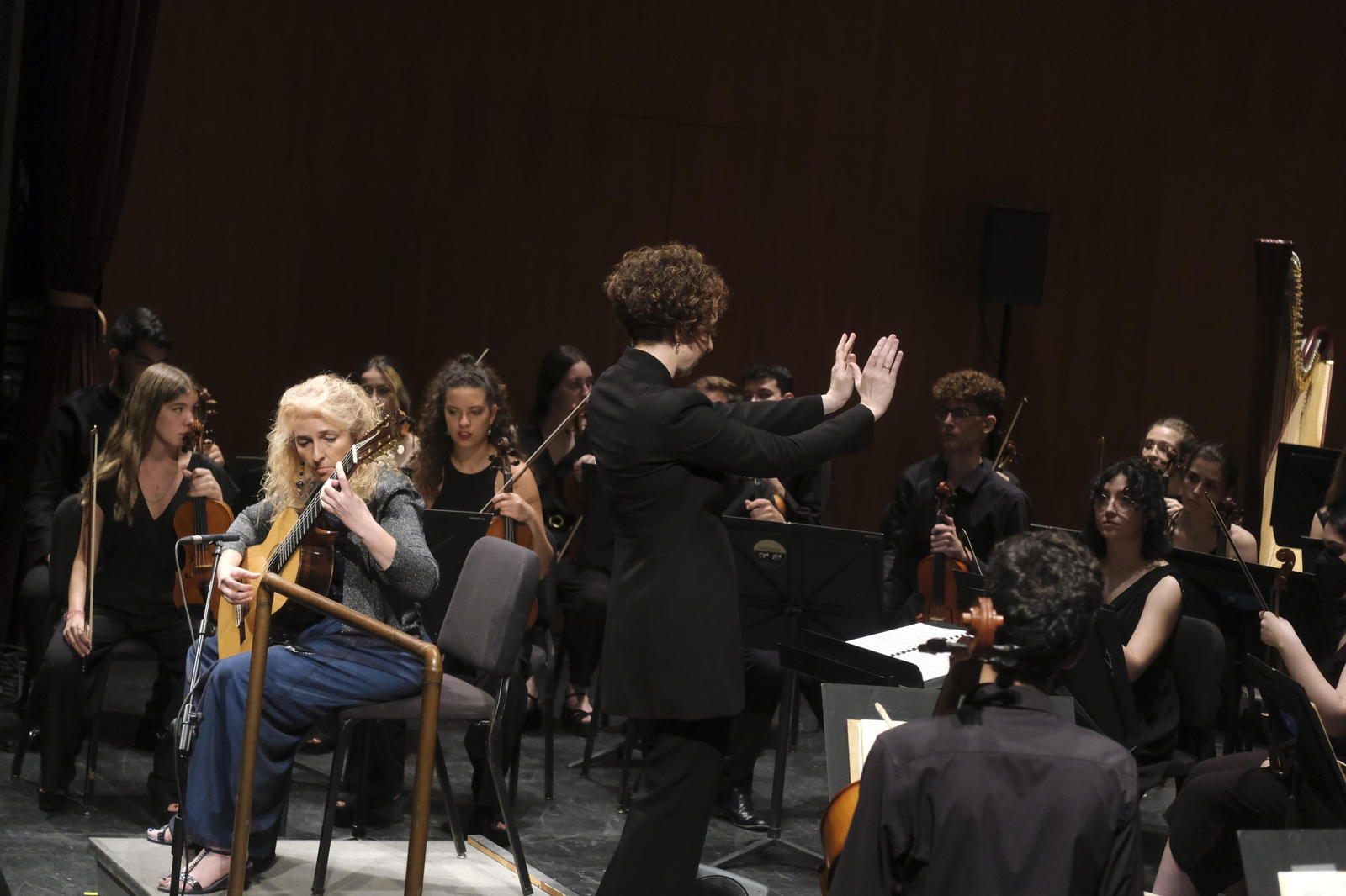 El concierto de la Orquesta Joven de Andalucía y María Esther Guzmán en el Festival de la Guitarra de Córdoba, en imágenes