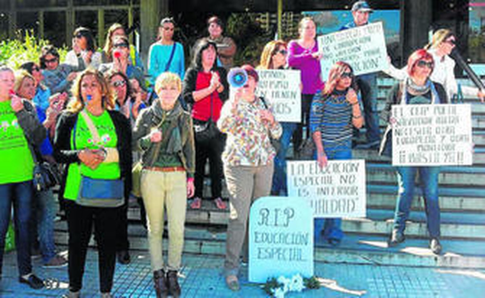 Los padres del colegio Poeta Salvador Rueda se manifestaron el pasado martes en el Edificio Negro.